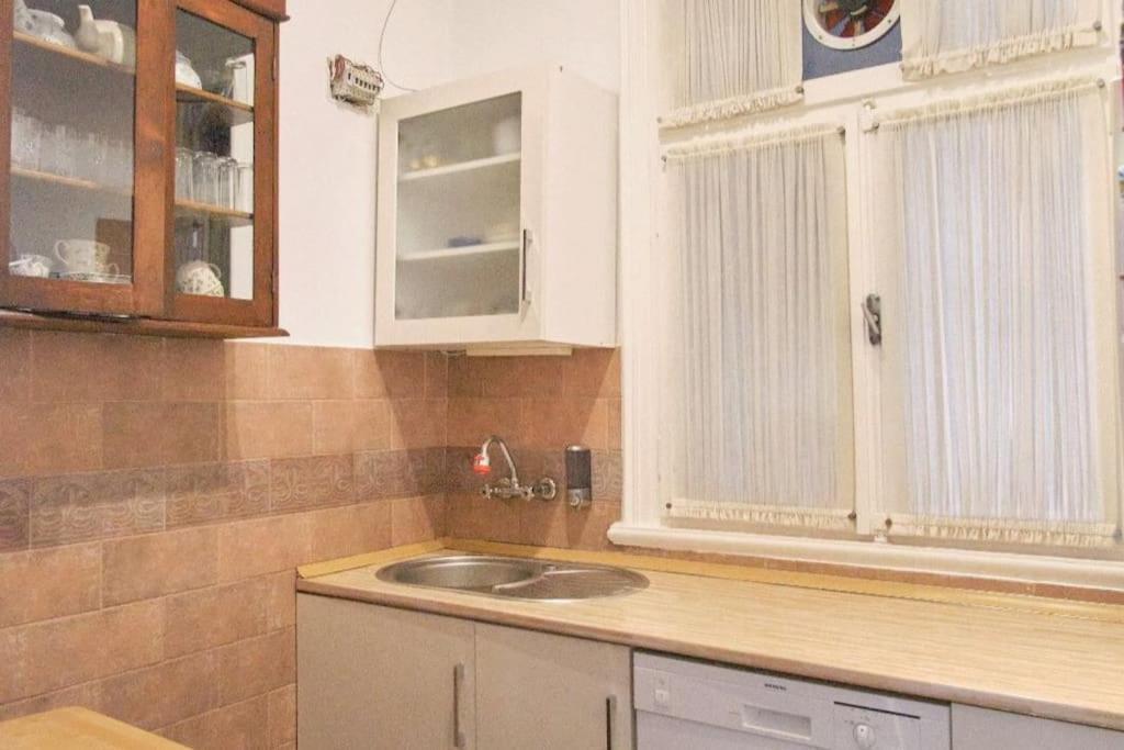 An Elegant 2 Bedroom With Stunning View Apartment *