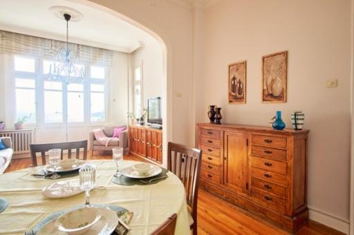 An Elegant 2 Bedroom With Stunning View Apartment *